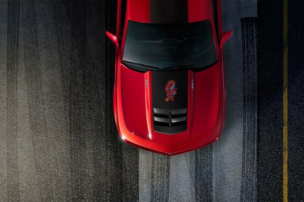 Chevrolet Camaro rouge photographié d en haut