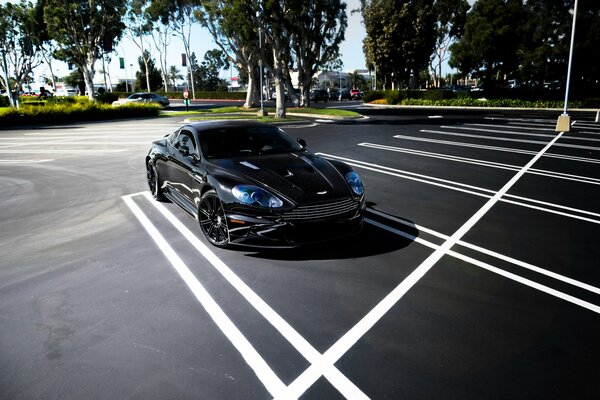 Aston Martin noir comme une aventure magique