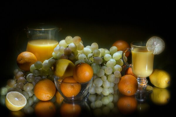 Jugo y fruta sobre fondo blanco