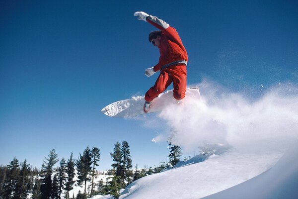 Snowboarder sale de la montaña Nevada