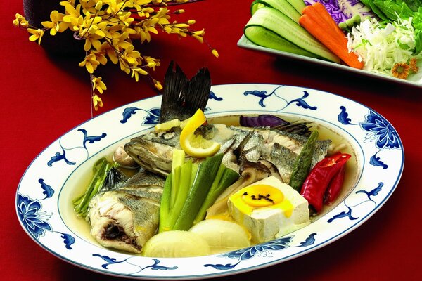 Poisson avec des œufs et des légumes verts est un plat très utile