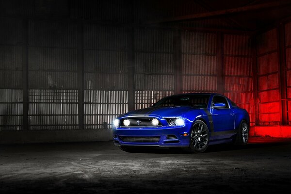 Blauer Ford Mustang in der Garage