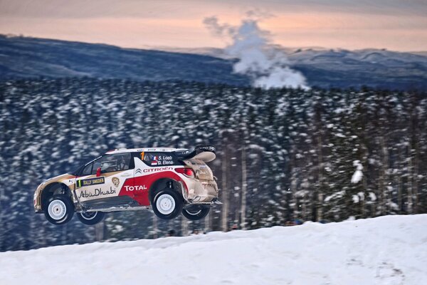 Citroen nimmt an den Winter-Rallye-Wettbewerben teil. Wie er berühmt in der Luft hing