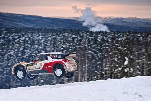 Citroen partecipa agli eventi di rally invernali. Come si librava notoriamente nell aria