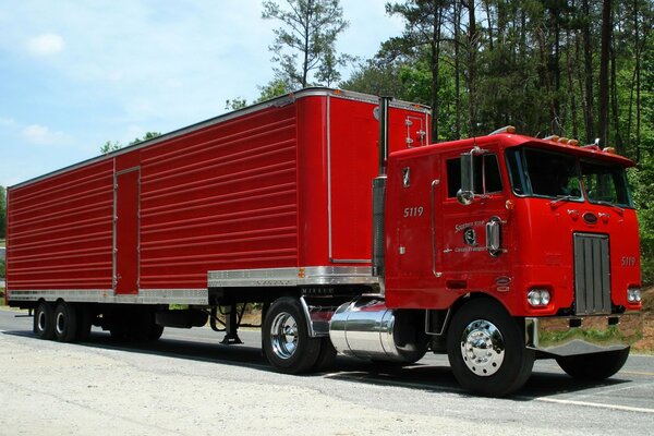 Enorme camión tractor rojo como de Terminator