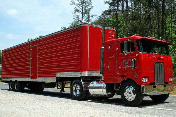 Огромный красный грузовик тягач как из терминатора