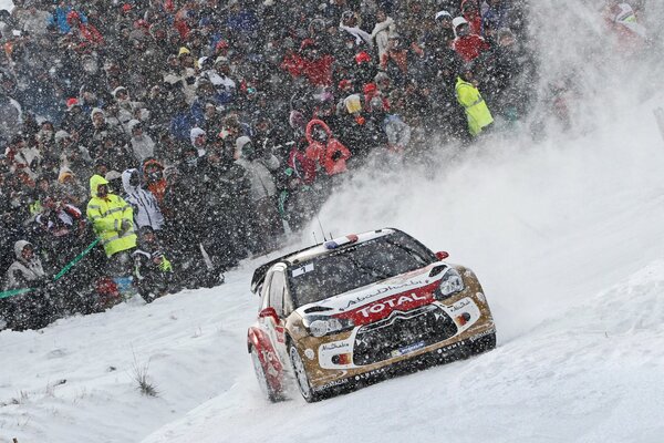 Autorralli en fuertes nevadas, gente