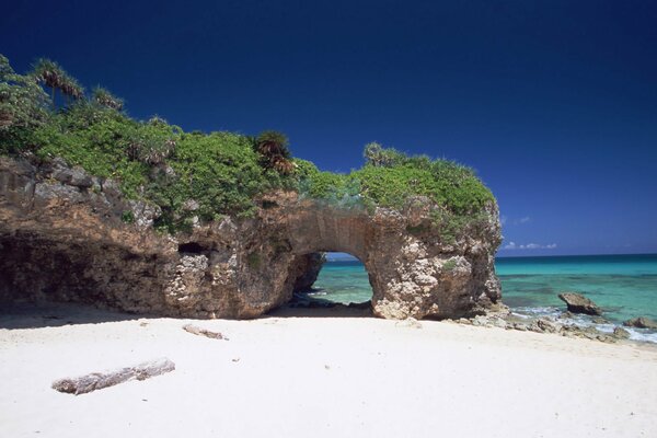 Strand am Meer mit weißem Sand und Felsen