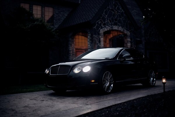 Belle voiture Bentley dans la pénombre