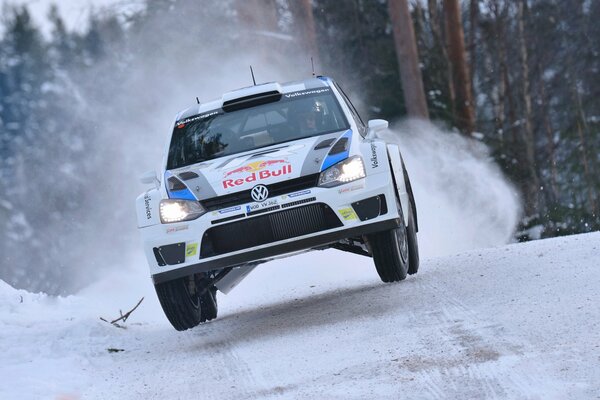 L auto da corsa del marchio Volkswagen guida su una pista innevata