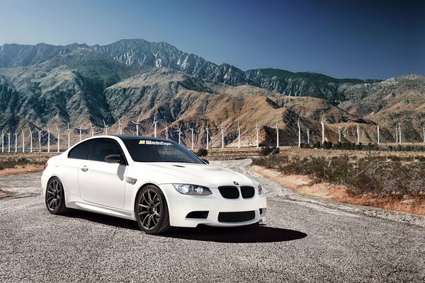 Arrière blanc BMW éoliennes et montagnes