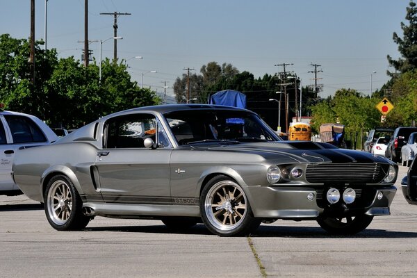 Hermoso coche Ford Mustang