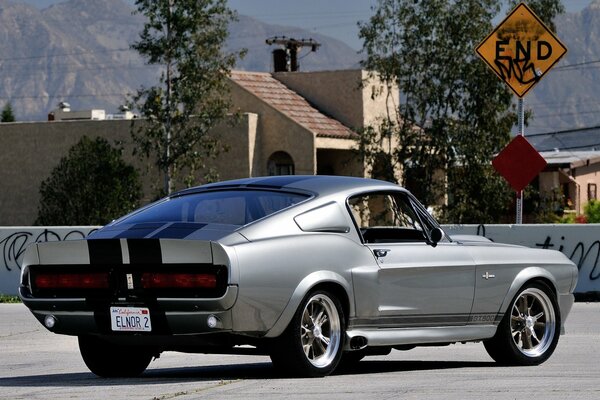 Voiture Ford Mustang vue arrière