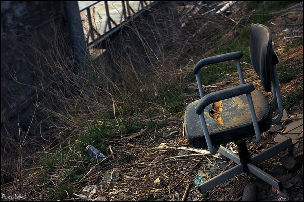 Maison abandonnée et chaise d ordinateur