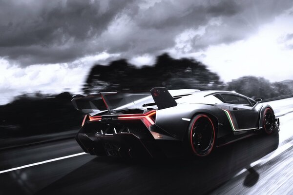 Superdeportivo deportivo Lamborghini veneno en movimiento en la carretera