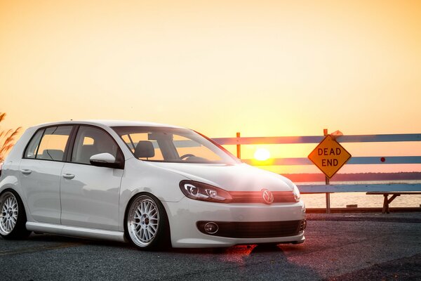 Volkswagen Golf bei Sonnenuntergang