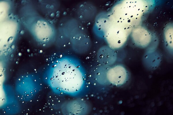 Gouttes de pluie sur verre transparent
