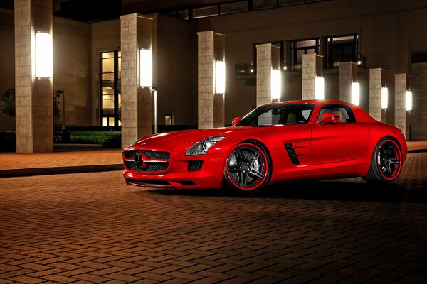 Mercedes amg sls rouge sur fond de lampadaires