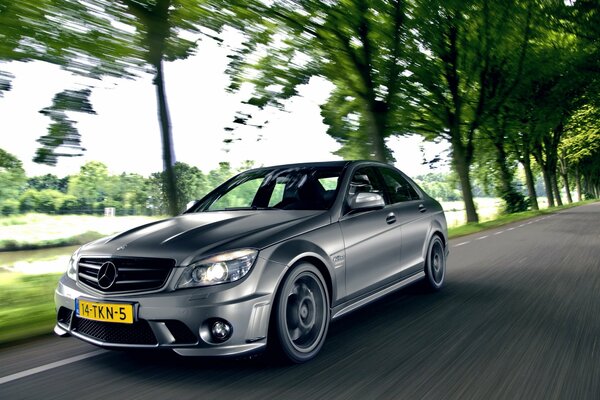 Мерседес седан на дороге в движении mercedes c63 amg