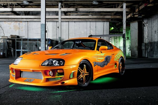 Pomarańczowa Toyota Supra z podświetleniem