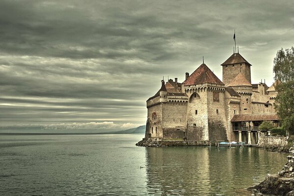 Ein altes Schloss am Ufer eines ruhigen Flusses