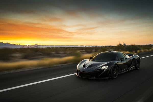 Schwarzer mclaren p1 Supersportwagen in Bewegung