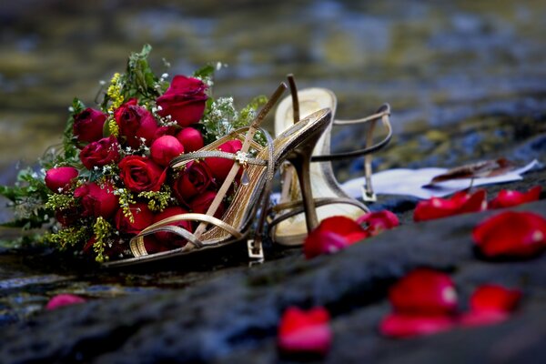 Fotografía de boda con rosas rojas y zapatos