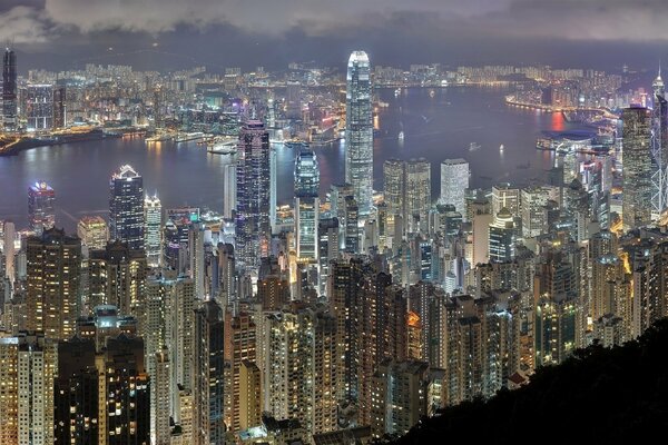 Rascacielos de Hong Kong en iluminación nocturna