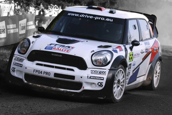 Mini Cooper deportivo pegado con muchas pegatinas