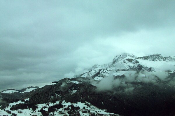 Le froid épineux du vent de montagne