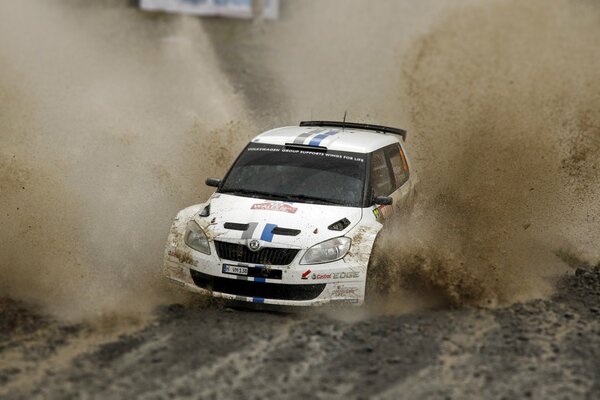 Skoda al Rally supera un enorme pozza di fango