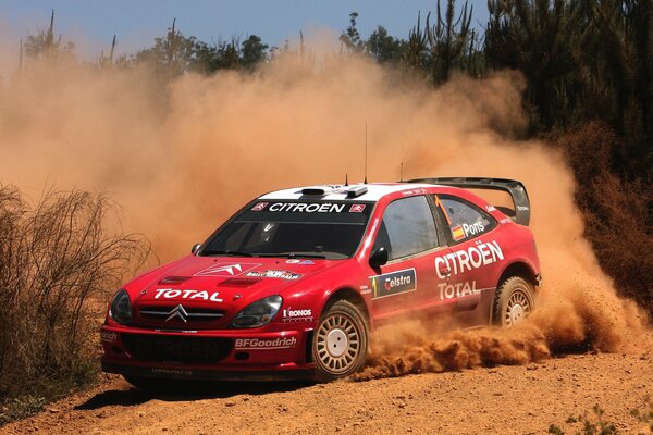 Citroën rojo en una curva durante un Rally