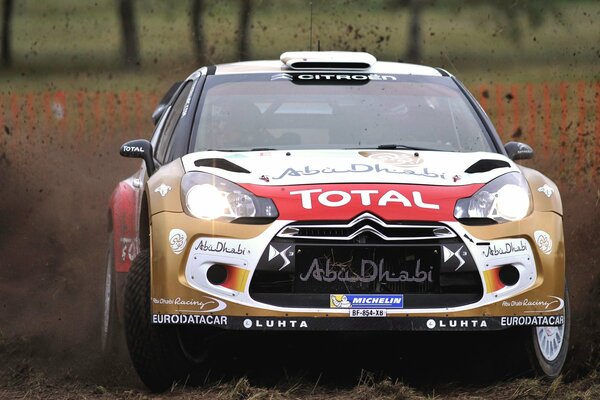 Rally durante la lluvia con barro en las carreras