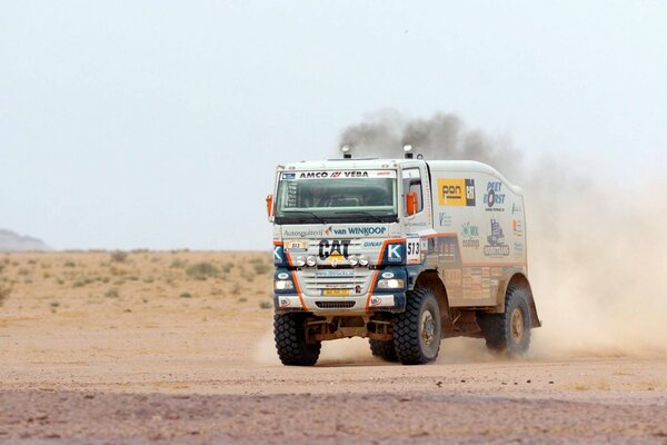 Rennwagen fährt durch die Wüste mit Staubmast