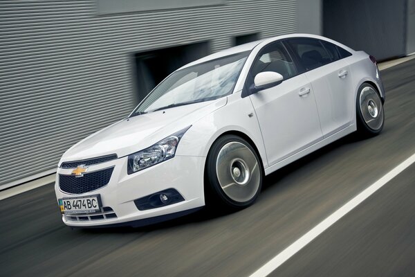 White Chevrolet Cruze car