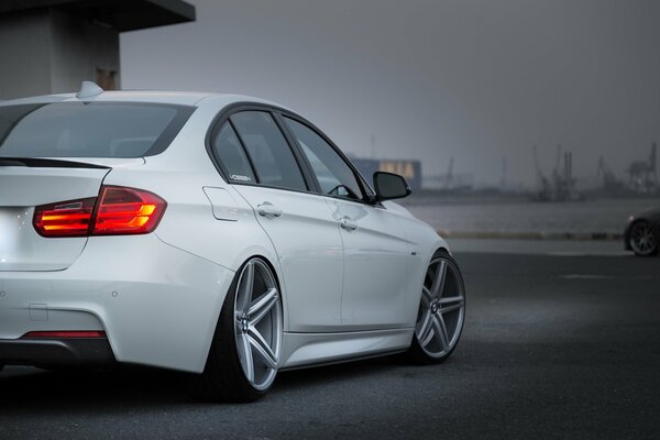 BMW blanco con grandes Llantas, en la carretera se ve genial