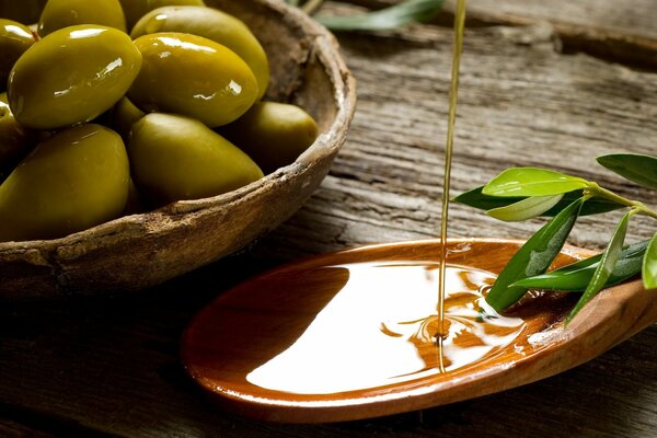 Foto di olive e miele in un cucchiaio