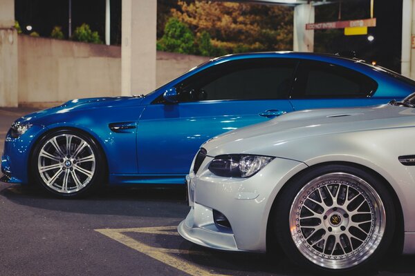 BMW de lujo estacionado vista lateral