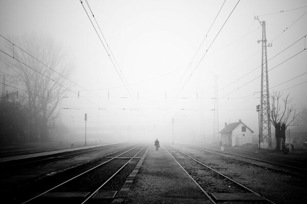 Homme à tunan sur le chemin de fer