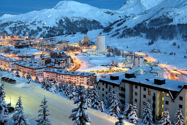 Eine fabelhafte Winterstadt und die Majestät der schneebedeckten Berge