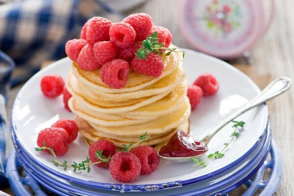 Kleine Krapfen mit Himbeeren und Marmelade