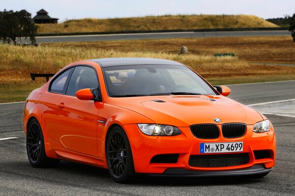 Belle orange BMW gts m3. Une transmission simplifiée, de beaux phares et un capot parfaitement lisse