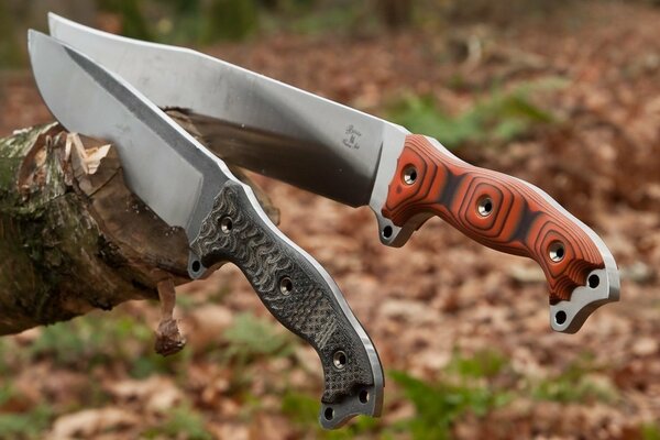 Wurfmesser aus Stahl mit verschiedenen Farbgriffen in Holz