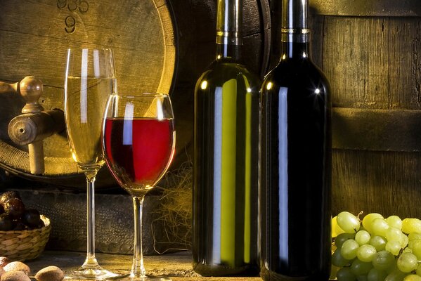 Vino rosso e bianco in bicchieri e bottiglie