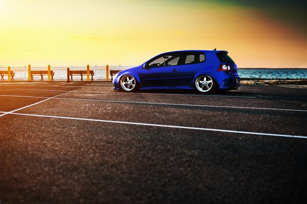 Bleu volkswagen golf sur le front de mer