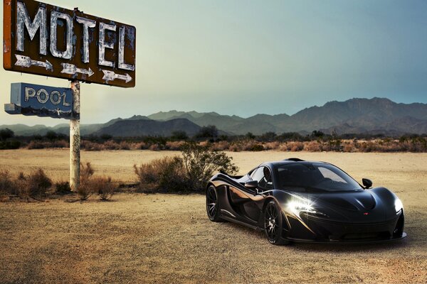 Чёрный суперкар mclaren p1 в пустыне