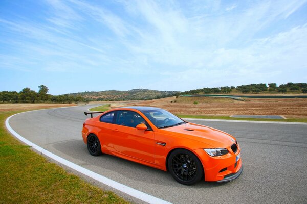 Der orange BMW sieht gut aus