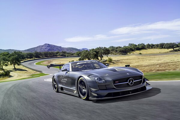 El Mercedes-Benz SLS es divino como siempre