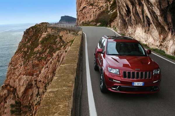 Jeep en una carretera de montaña costera