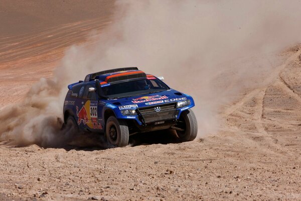 Coche Volkswagen azul uva veta en el fondo